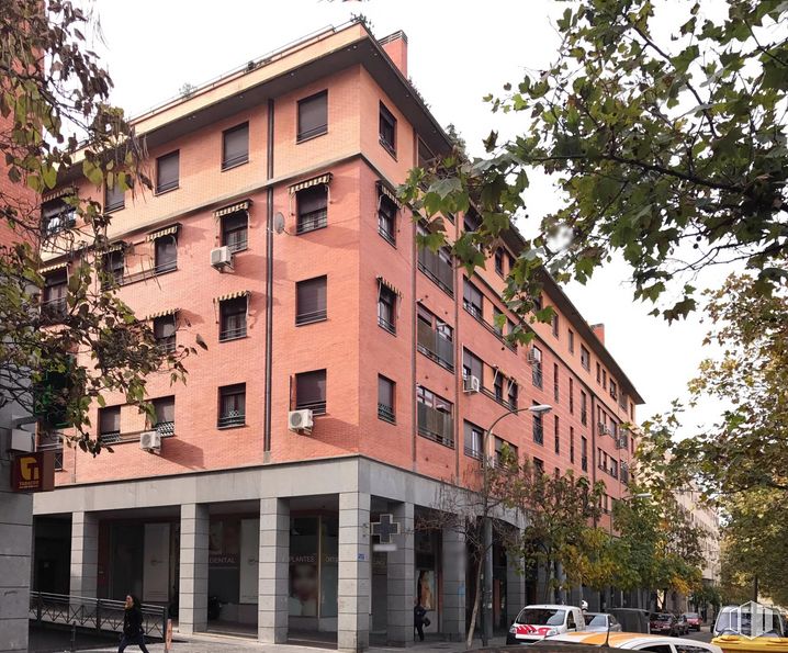 Retail for rent at Avenida Asturias, 57, Tetuán, Madrid, 28035 with building, property, window, sky, tree, car, tire, condominium, tower block and plant around