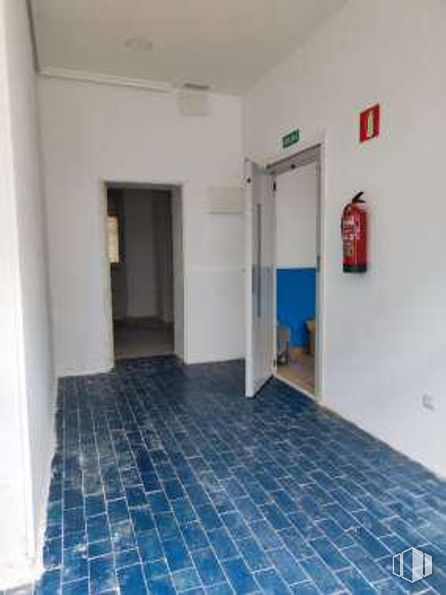 Retail for sale at Calle Miguel Arredondo, 7, Arganzuela, Madrid, 28045 with door, fixture, tile flooring, interior design, building, floor, hall, flooring, real estate and wood around