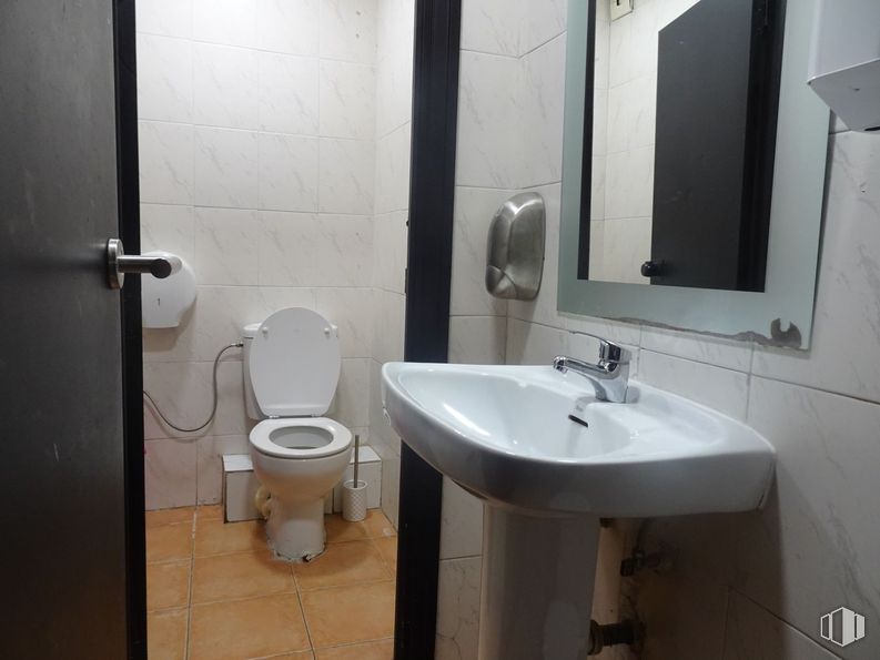 Local en venta en Plaza Panticosa, Fuenlabrada, Madrid, 28941 con fregadero, papel higienico, inodoro, espejo, grifo, accesorios de fontanería, lavabo, cuarto de baño, madera y interiorismo alrededor