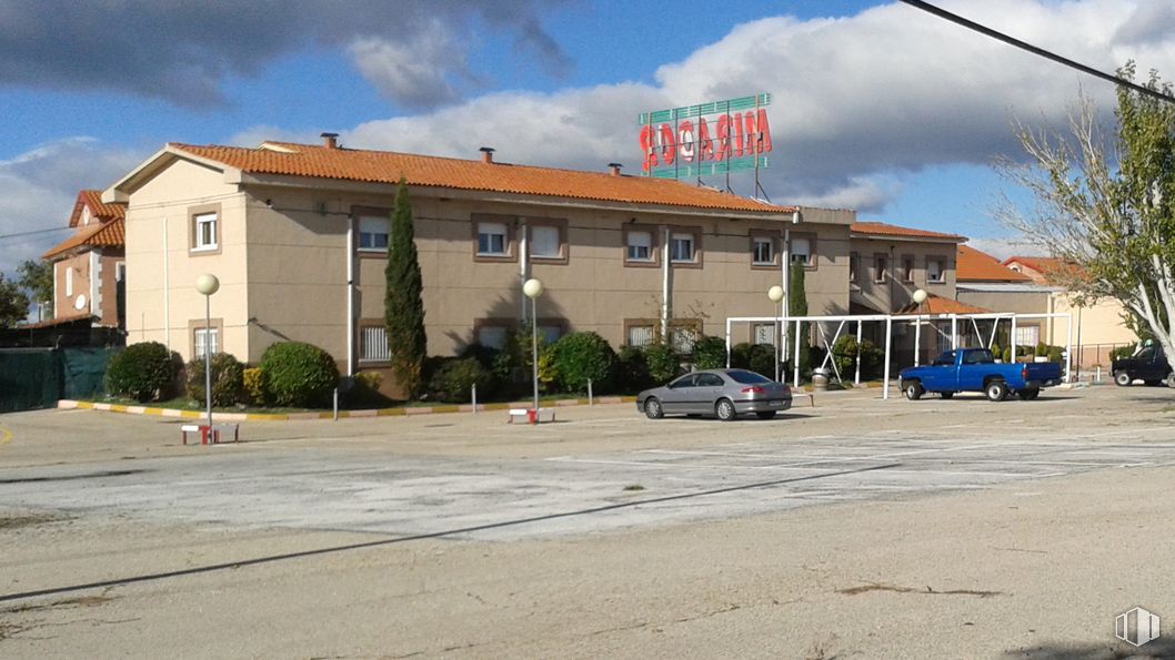 Retail for sale at Paseo Ermita, 55 - 57, Pedrezuela, Madrid, 28723 with car, building, cloud, sky, tire, plant, automotive parking light, wheel, window and vehicle around