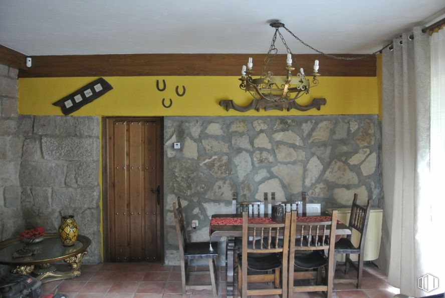 Retail for sale at Valle del Tiétar, Piedralaves, Ávila, 05540 with lighting, table, chair, building, wood, architecture, house, curtain, floor and real estate around