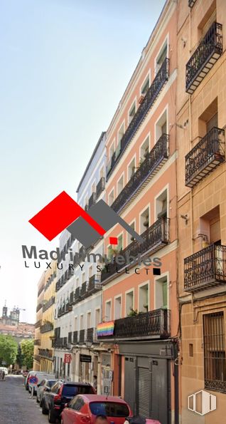 Retail for sale at Calle Redondilla, Centro, Madrid, 28005 with car, sky, building, window, infrastructure, neighbourhood, urban design, condominium, house and commercial building around