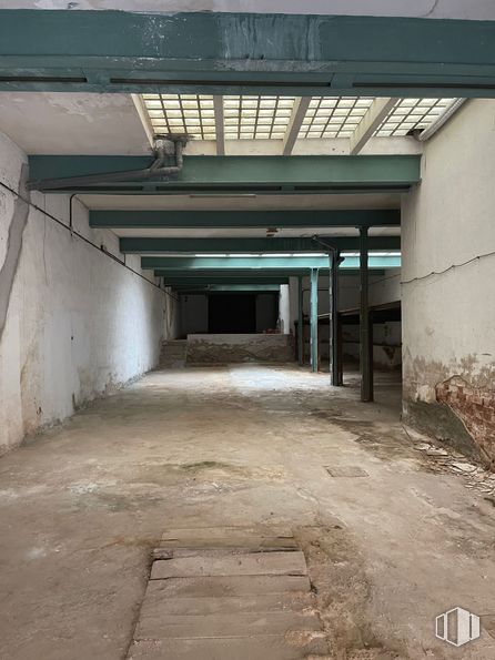 Retail for sale at Calle Marqués de Santillana , 7, Guadalajara, 19002 with fixture, composite material, concrete, road surface, gas, parking, road, symmetry, building material and ceiling around