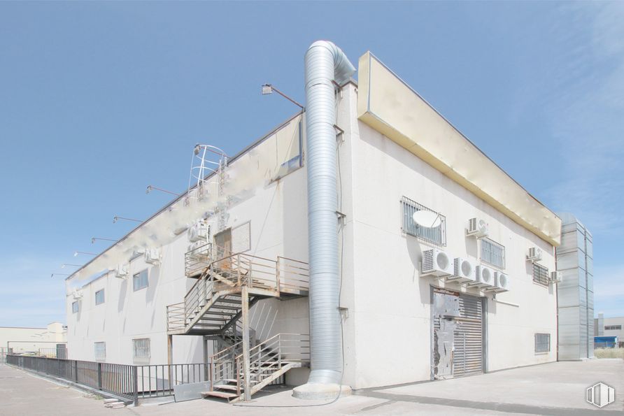 Nave en alquiler en Calle María Zambrano, Parla, Madrid, 28980 con edificio, cielo, nube, diseño urbano, escaleras, fachada, ventana, material compuesto, tejado y ciudad alrededor