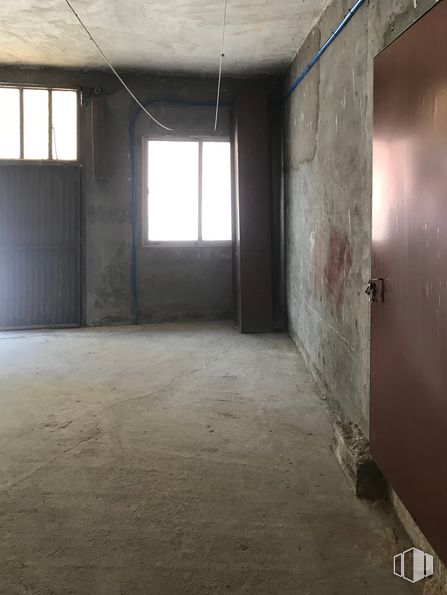 Retail for sale at Calle Arroyo, 13, Vallelado, Segovia, 40213 with window, door, fixture, hall, floor, flooring, wood, composite material, building and tints and shades around