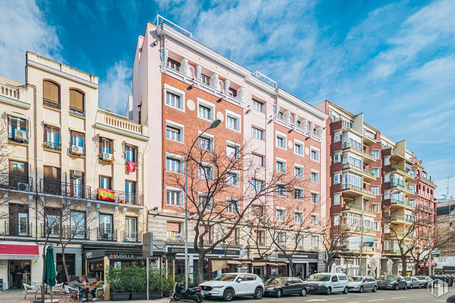 Oficina en alquiler en Calle Santa Engracia, 108, Chamberí, Madrid, 28003 con coche, edificio, nube, neumático, cielo, rueda, día, ventana, vehículo y condominio alrededor