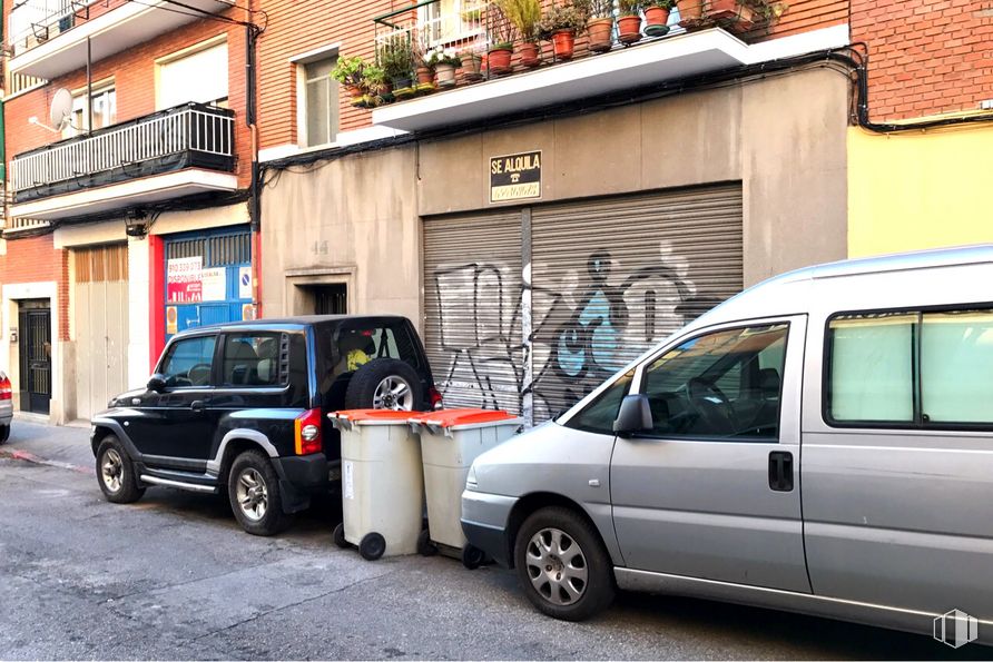 Local en venta en Calle Peña de la Atalaya, 44, Puente de Vallecas, Madrid, 28053 con rueda, neumático, coche, contenedor de basura, luz de estacionamiento automotriz, vehículo terrestre, vehículo, vehículo motorizado, edificio y ventana alrededor