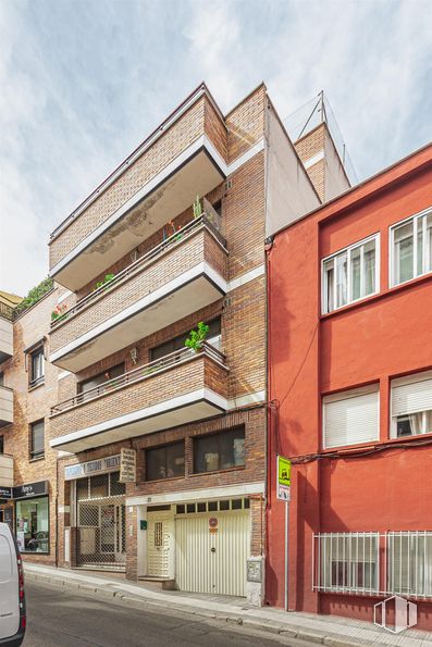 Retail for rent at Zona centro, Majadahonda, Madrid, 28220 with window, building, cloud, sky, urban design, condominium, neighbourhood, house, brick and residential area around