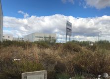 Land for sale at Calle Solidaridad, 27, Getafe, Madrid, 28906 with building, cloud, sky, plant, land lot, natural landscape, grass, biome, cumulus and grassland around