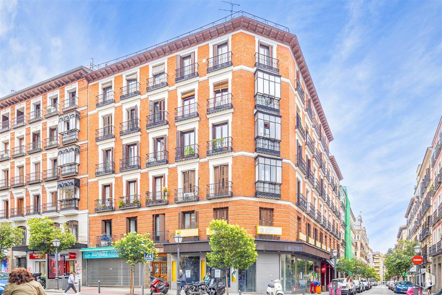 Retail for rent at Calle Apodaca, Centro, Madrid, 28004 with building, city, urban area, apartment, metropolitan area, neighbourhood, facade, condominium, residential area and commercial building around