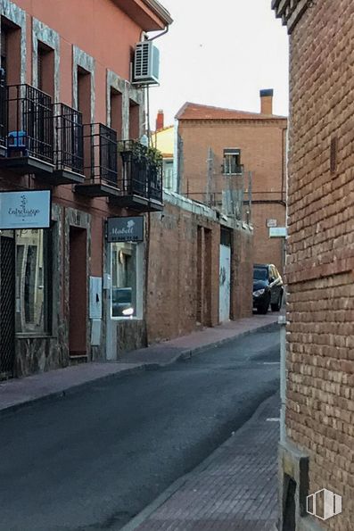 Retail for sale at Calle Carreteros, 9, Loeches, Madrid, 28890 with building, window, road surface, sky, brick, residential area, alley, wood, road and city around