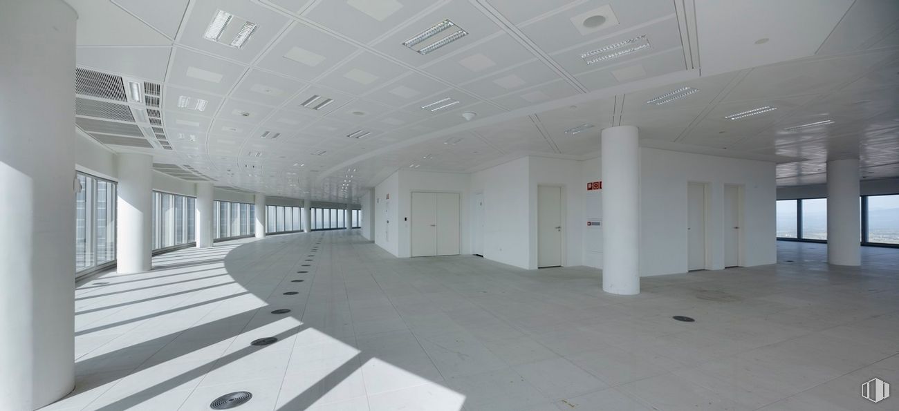 Office for rent at Torre Emperador, Paseo Castellana, 259 D , Fuencarral - El Pardo, Madrid, 28046 with hall, building, flooring, fixture, floor, ceiling, space, urban design, composite material and circle around