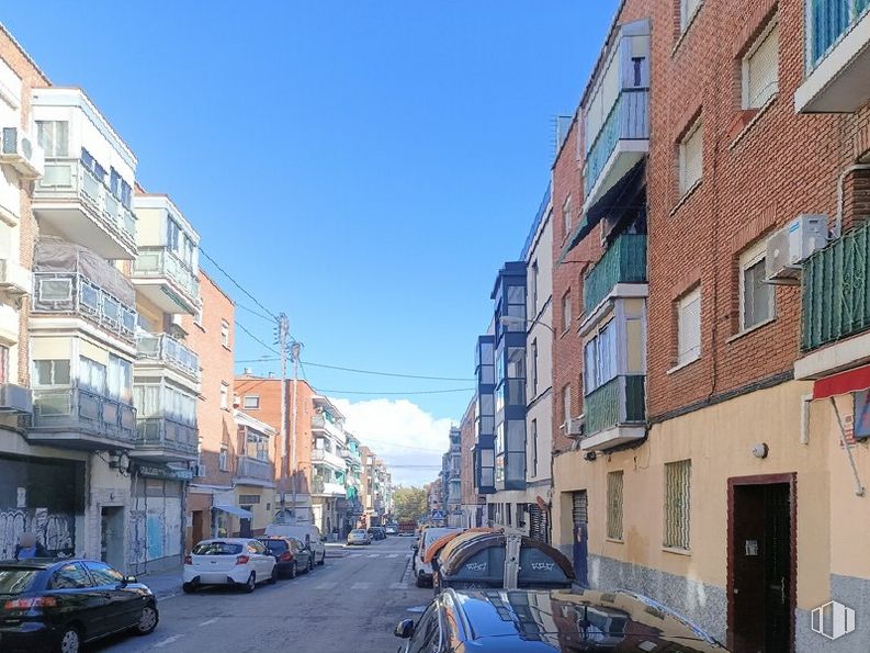 Industrial for rent at Calle Alcaudón, Carabanchel, Madrid, 28019 with car, window, building, sky, wheel, tire, vehicle, blue, infrastructure and road surface around