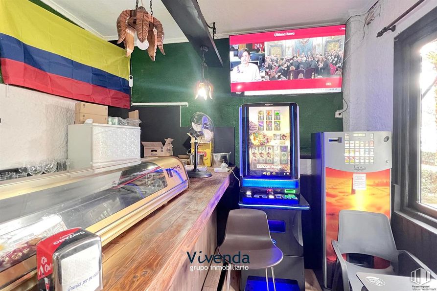 Retail for rent at Calle Río Sella, Móstoles, Madrid, 28934 with television, person, chair, logo, fast food restaurant, restaurant and advertising around