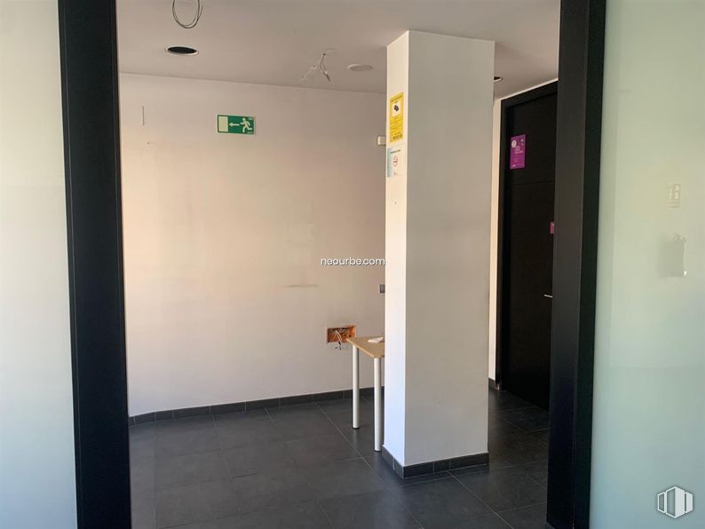 Retail for rent at Calle Agustín Rodríguez Sahagun, Ávila, 05003 with fixture, door, building, flooring, floor, wall, glass, ceiling, house and event around