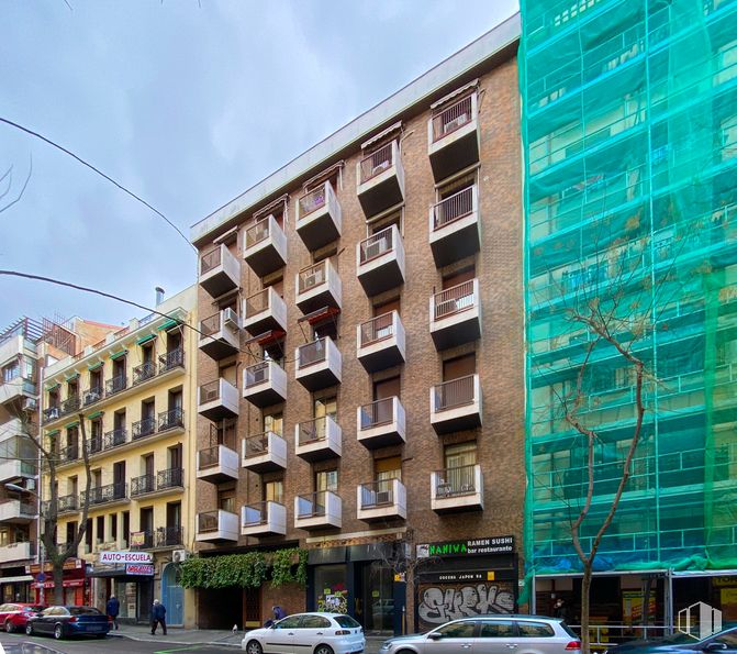 Retail for sale at Calle Andrés Mellado, 18, Chamberí, Madrid, 28015 with car, building, wheel, tire, daytime, window, cloud, vehicle, sky and condominium around