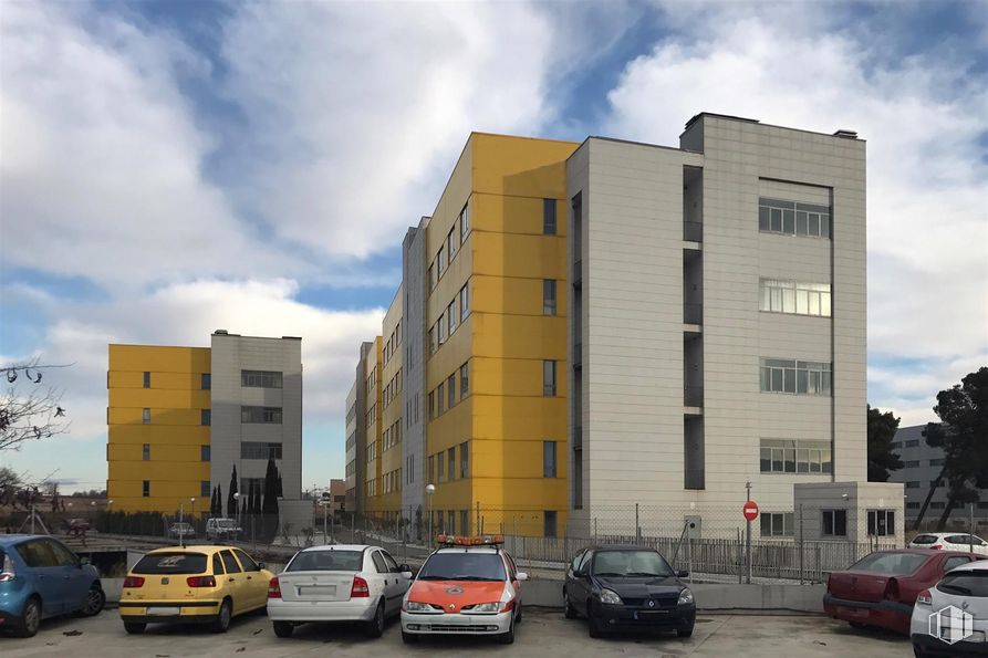 Oficina en venta en Calle Francisco Aritio, Guadalajara, 19004 con coche, edificio, nube, luz de estacionamiento, cielo, vehículo, rueda, matrícula del vehículo, infraestructura y ventana alrededor