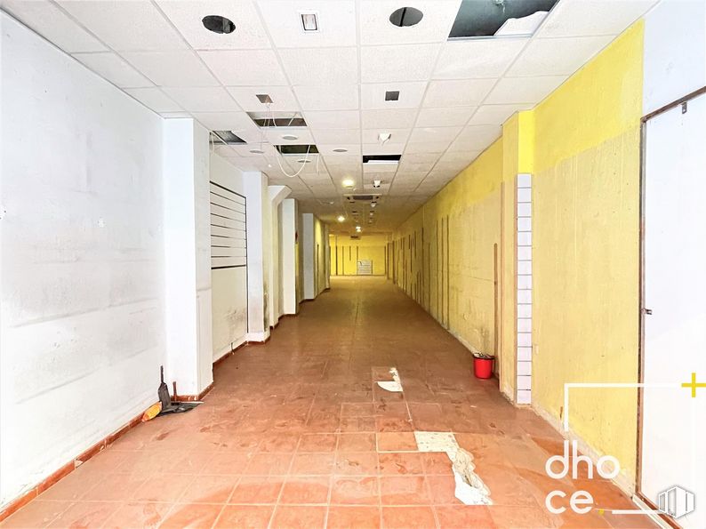 Retail for rent at Paseo Marcelino Camacho, 43, Carabanchel, Madrid, 28025 with fixture, building, hall, flooring, door, ceiling, symmetry, wood, event and room around