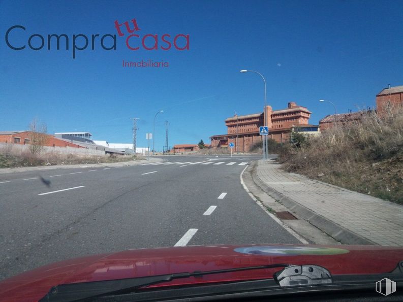 Land for sale at Polígono del Acueducto, Segovia, 40006 with car, sky, street light, building, infrastructure, road surface, plant, asphalt, motor vehicle and vehicle around