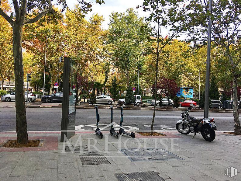 Local en venta en Avenida General Perón, Tetuán, Madrid, 28020 con motocicleta, neumático, rueda, superficie de la carretera, infraestructura, vehículo, árbol, asfalto, vehículo de motor y planta alrededor