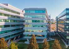 Office for rent at Edificio Onic 6, Calle Vía de los Poblados, 3, Hortaleza, Madrid, 28033 with building, sky, daytime, window, urban design, tower block, neighbourhood, condominium, residential area and house around