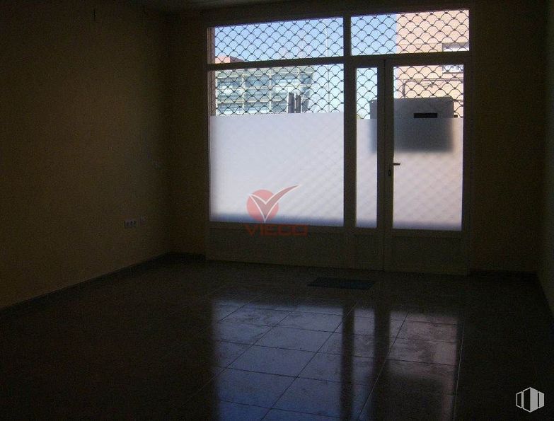 Retail for rent at Zona Avenida de los Reyes Católicos, Cuenca, 16003 with door, building, window, fixture, wood, shade, house, floor, flooring and rectangle around