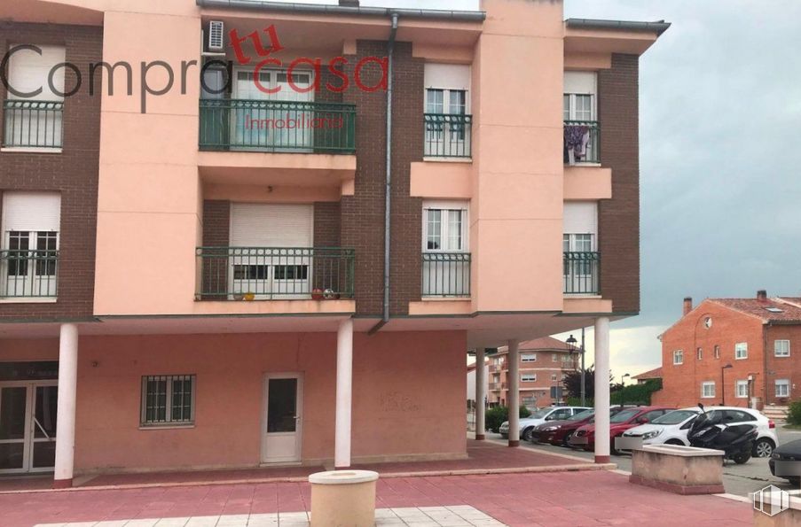 Office for sale & for rent at San Cristóbal de Segovia, San Cristóbal de Segovia, Segovia, 40197 with car, window, house, building, property, wheel, fixture, tire, urban design, vehicle and condominium around