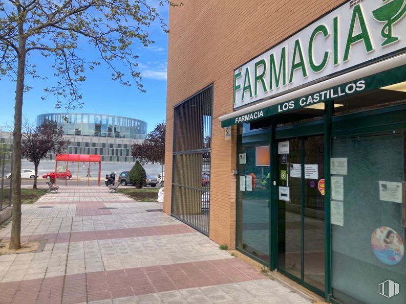 Retail for rent at Avenida Libertad, Alcorcón, Madrid, 28925 with building, property, plant, tree, architecture, door, wall, sky, facade and fixture around