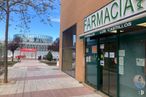 Retail for rent at Avenida Libertad, Alcorcón, Madrid, 28925 with building, property, plant, tree, architecture, door, wall, sky, facade and fixture around