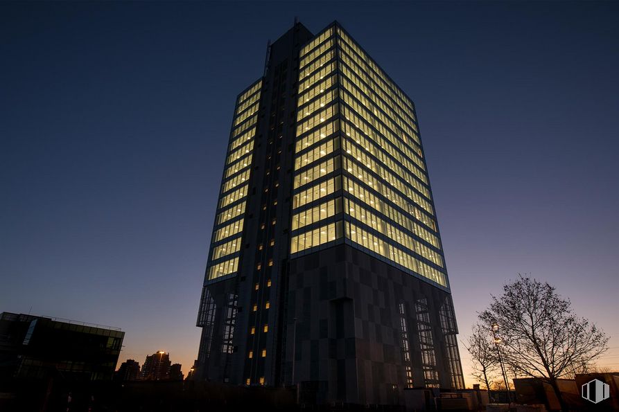 Oficina en alquiler en Torre Chamartín, Calle Dulce Chacón, 55, Hortaleza, Madrid, 28050 con edificio, cielo, rascacielos, durante el día, árbol, bloque de pisos, ventana, crepúsculo, condominio y casa alrededor