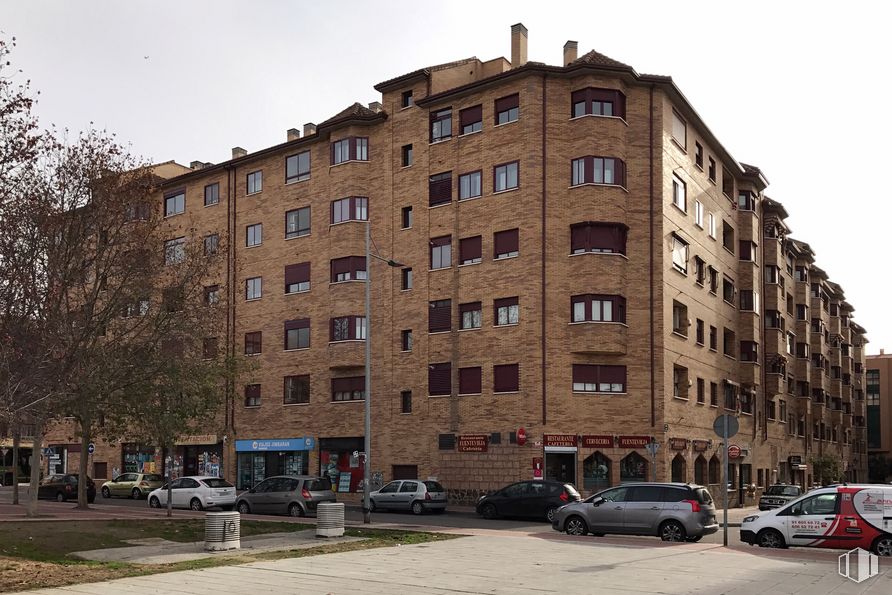 Local en alquiler en Calle Pila, 2, Parla, Madrid, 28980 con coche, edificio, rueda, neumático, cielo, ventana, vehículo, infraestructura, arquitectura y bloque de torre alrededor