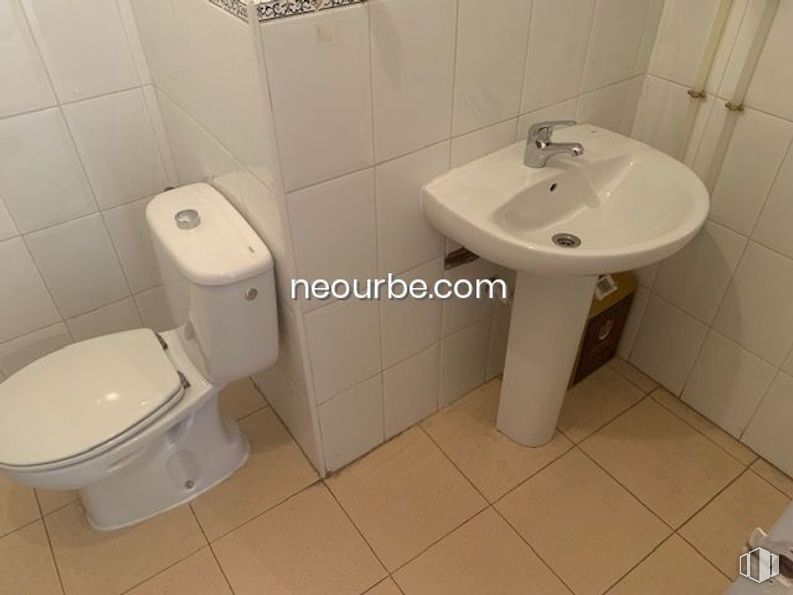 Retail for rent at Calle Agustín Rodríguez Sahagún, Ávila, 05003 with toilet, sink, plumbing fixture, property, white, purple, bathroom, black, fixture and bathroom sink around