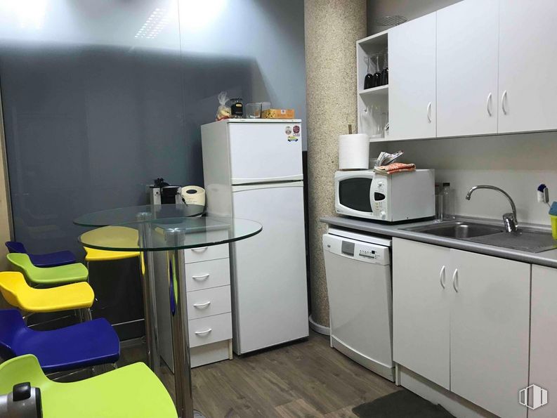 Oficina en venta en Zona empresarial, Alcobendas, Madrid, 28108 con refrigerador, horno microondas, lavaplatos, ebanistería, aparato de cocina, mesa, alacena, mesa, electrodoméstico y fregadero alrededor