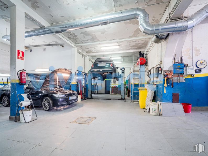 Local en venta en Calle Sandalio López, Fuencarral - El Pardo, Madrid, 28034 con coche, neumático, luz de estacionamiento, rueda, vehículo, capó, neumático de automoción, vehículo de motor, iluminación del automóvil y diseño automovilístico alrededor