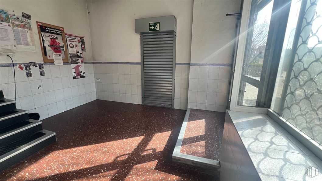 Retail for rent at Zona Conde Casal, Retiro, Madrid, 28007 with flooring, floor, composite material, tile, tile flooring, steel and aluminium around