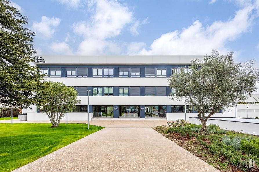 Oficina en alquiler en Ronda Poniente, 3, Tres Cantos, Madrid, 28760 con nube, planta, cielo, edificio, propiedad, árbol, ventana, diseño urbano, puerta y espacio público alrededor