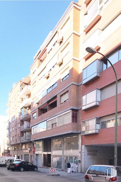 Local en alquiler y venta en Calle Moreno Nieto, Arganzuela, Madrid, 28005 con coche, edificio, neumático, rueda, vehículo, cielo, luz de estacionamiento automotriz, propiedad, ventana y infraestructura alrededor