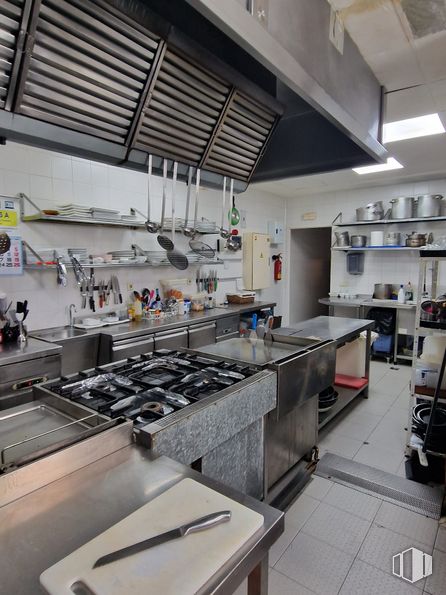 Local en venta en Calle Berro, Tres Cantos, Madrid, 28760 con vajilla, diseño automovilístico, cocina, ingeniería, gas, suelos, máquina, edificio, accesorio y venta al por menor alrededor