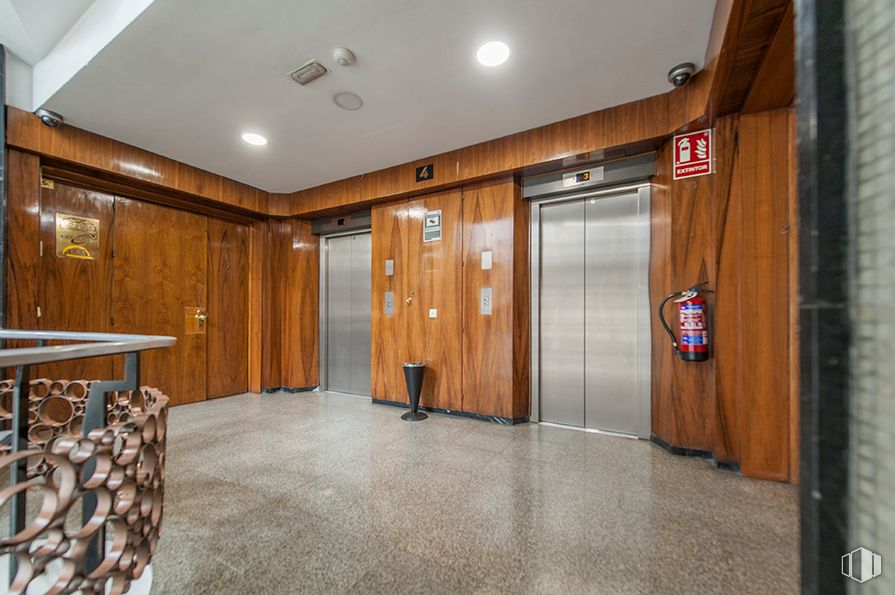 Oficina en alquiler en Paseo Castellana, 86, Chamartín, Madrid, 28046 con mueble, mediante, madera, accesorio, diseño de interiores, tinte para madera, piso, suelo, bienes raíces, madera dura y edificio alrededor