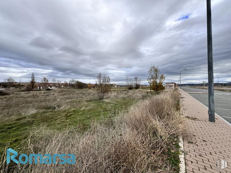 Land for sale at Jardines El Soto, Ávila, 05008 with cloud, sky, plant, natural landscape, land lot, tree, cumulus, road, road surface and asphalt around