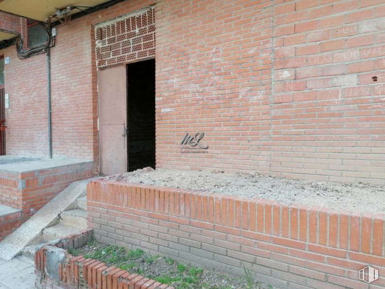 Retail for sale at Calle Valdemarías, Toledo, 45007 with door, brickwork, brick, wood, building material, road surface, plant, wall, composite material and facade around