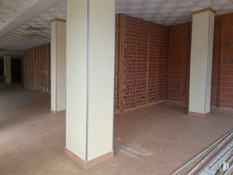 Retail for sale at Calle Cura, 75, Quintanar del Rey, Cuenca, 16220 with lighting, wood, flooring, floor, wood stain, hall, building material, hardwood, real estate and ceiling around