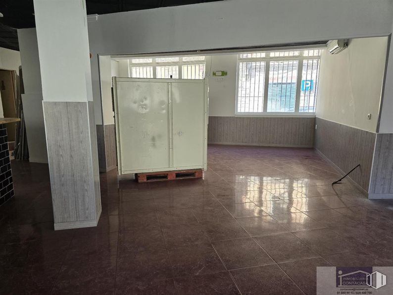 Retail for rent at Calle San Sebastián, Colmenar Viejo, Madrid, 28770 with window, building, fixture, cabinetry, flooring, house, floor, hall, glass and ceiling around