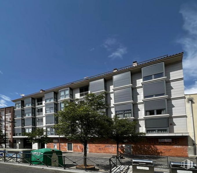 Local en venta en Calle Misericordia, Arganda del Rey, Madrid, 28500 con edificio, ventana, nube, cielo, bloque de pisos, diseño urbano, casa, árbol, condominio y planta alrededor