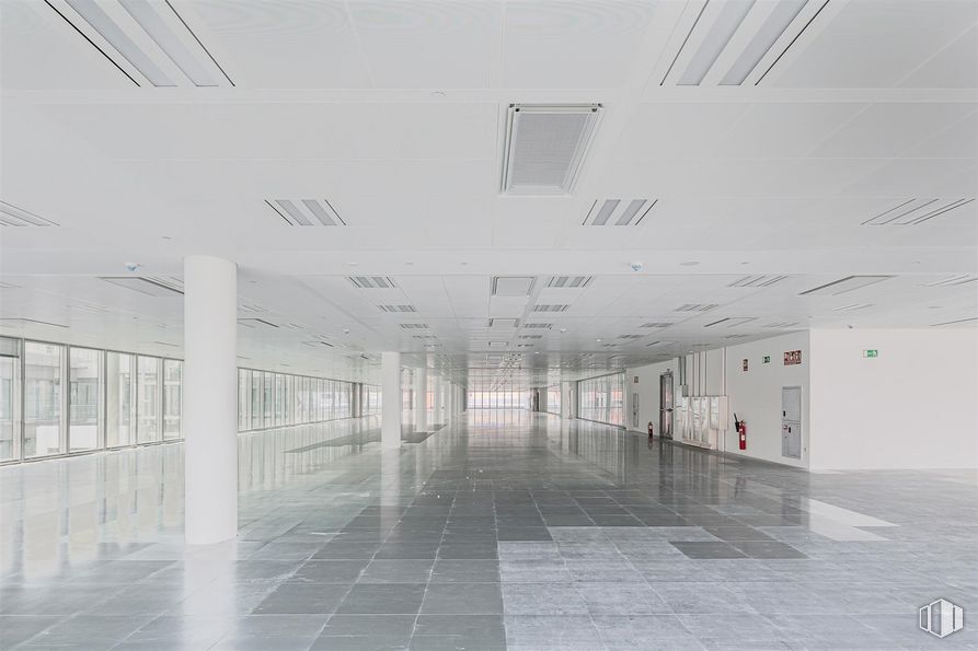 Oficina en alquiler en Edificio OM8, Calle Julián Camarillo, 31 MADBIT, San Blas - Canillejas, Madrid, 28037 con edificio, accesorio, suelo, suelos, hall, arte, vidrio, techo, simetría y espacio alrededor