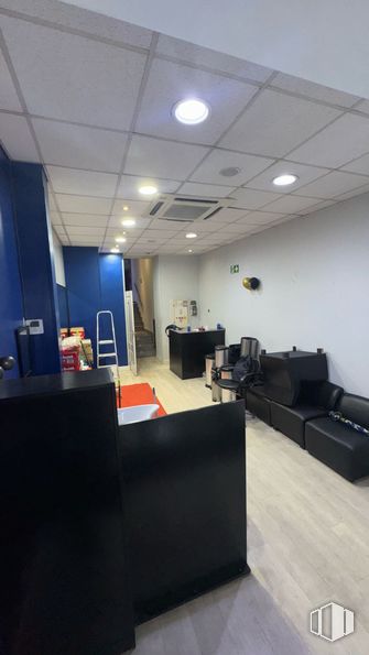 Retail for rent at Calle Gandía, 6, Retiro, Madrid, 28007 with couch, flooring, floor, interior design, ceiling, furniture, lighting, chair, light fixture and wood flooring around