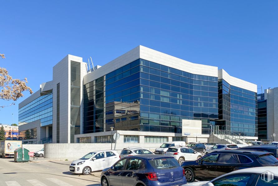 Oficina en alquiler y venta en Avenida Industria, Alcobendas, Madrid, 28108 con coche, edificio, cielo, rueda, neumático, vehículo, luz de estacionamiento automotriz, ventana, bloque de torre y placa de matrícula del vehículo alrededor