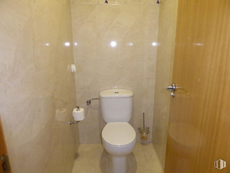 Retail for rent at Calle Fernando el Católico, Chamberí, Madrid, 28015 with toilet, brown, property, plumbing fixture, toilet seat, bathroom, fixture, wood, purple and fluid around