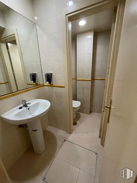 Retail for sale & for rent at Zona Bailén, Centro, Madrid, 28005 with sink, mirror, tap, plumbing fixture, bathroom sink, building, bathroom, fixture, interior design and fluid around