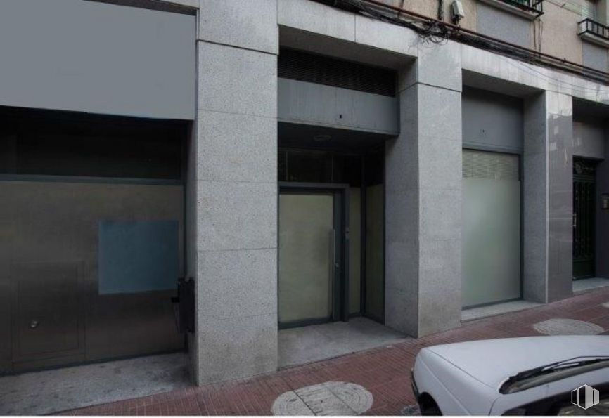 Local en venta en Calle Real, San Sebastián de los Reyes, Madrid, 28700 con coche, puerta, edificio, campana, sombra, exterior automotriz, iluminación automotriz, piso, puerta de vehículo y aparcamiento alrededor